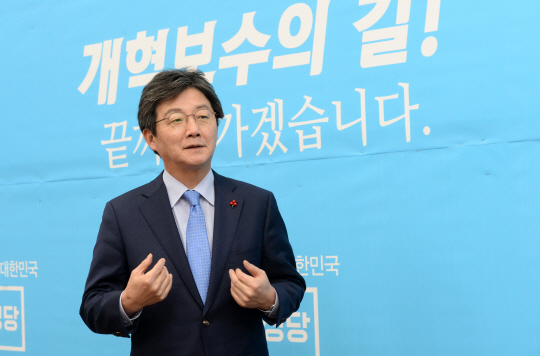유승민 바른정당 대표가 지난 20일 국회 본청 바른정당 대표 회의실에서 국민의당과의 통합과 보수 개혁 등에 대한 비전을 밝히고 있다. 유 대표 뒤편 백보드에 ‘개혁 보수의 길! 끝까지 가겠습니다’라는 글귀가 보인다.   김호웅 기자 diverkim@