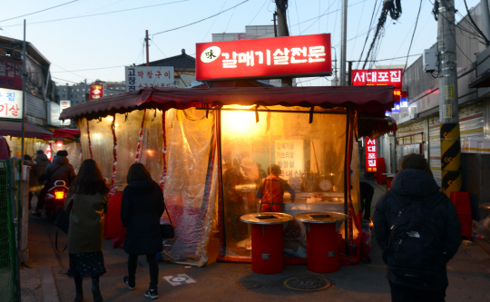 박상우 작가가 12월 어느 날 종로, 신촌, 합정동 일대를 배회하다 돌아와 맥없이 앉은 종로구 익선동 선술집 골목 풍경.