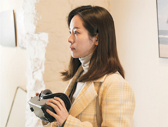영화 ‘두 개의 빛’에서 수영(한지민)이 시각 보조 애플리케이션 ‘릴루미노’를 통해 인수(박형식)의 마음을 확인한 뒤 감격한 모습.  네이버 영화 캡처
