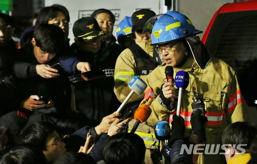 【제천=뉴시스】 22일 오전 0시10분께 충북 제천시 화소동 복합건축물 화재현장에서 이상민 제천소방서장이 피해 현황 등 언론 브리핑을 하고 있다. 2017.12.22.
