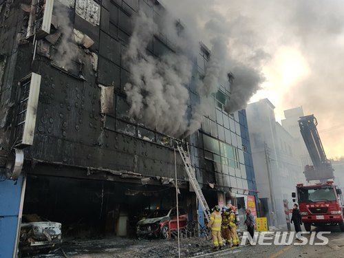 【제천=뉴시스】21일 오후 4시께 충북 제천시 하소동의 한 스포츠센터에서 불이 나 소방대원들이 진화하고 있다.2017.12.21.(사진=제천소방서 제공)