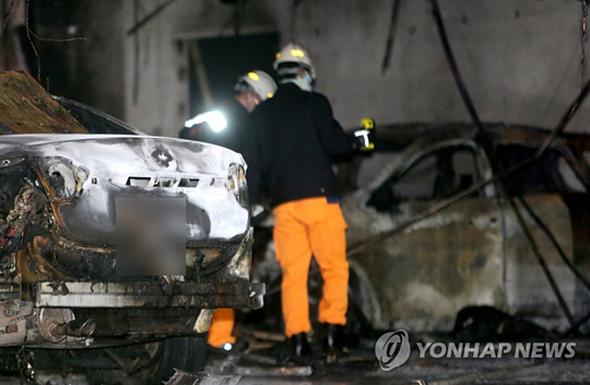 (제천=연합뉴스) 29명의 사망자를 낸 사상 최악의 화재가 발생한 충북 제천시 스포츠센터 건물에서 22일 오전 소방대원들이 혹시 모를 상황에 대비, 재수색을 진행하고 있다.