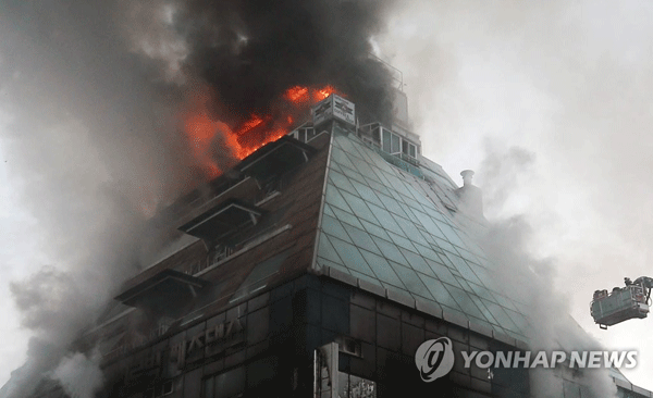 (제천=연합뉴스) 21일 오후 충북 제천시 하소동 8층짜리 스포츠시설 건물에서 불이 나 119 소방대가 진화작업을 펼치고 있다. 2017.12.21