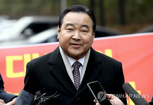 (서울=연합뉴스) 국회의원 재보궐 선거를 앞두고 고(故) 성완종 전 경남기업 회장으로부터 3천만원을 받은 혐의로 재판에 넘겨진 이완구(67) 전 국무총리가 22일 대법원에서 무죄선고를 받은 뒤 취재진의 질문에 답변하고 있다