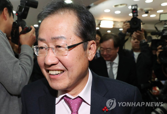 (서울=연합뉴스) 자유한국당 홍준표 대표가 ‘성완종 리스트’ 관련 대법원의 무죄 선고를 받은 22일 오후 서울 여의도 당사에서 기자회견 후 밝은 표정으로 회견장을 나가고 있다.