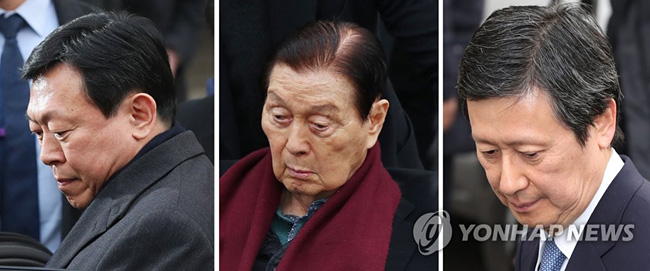 (서울=연합뉴스) ‘횡령·배임·탈세’ 등 롯데가 경영비리 혐의로 재판을 받은 신동빈 롯데그룹 회장(왼쪽부터), 신격호 총괄회장, 신동주 SDJ코퍼레이션 회장이 22일 오후 서울 서초구 서울중앙지법에서 열린 선고공판이 끝난 뒤 각각 법정을 나서고 있다.