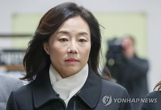 문화·예술계 지원배제 명단인 ‘블랙리스트’ 사건으로 기소된 조윤선 전 문화체육관광부 장관이 19일 오전 서울 서초구 서울고등법원에서 항소심 결심 공판에 출석하고 있다.