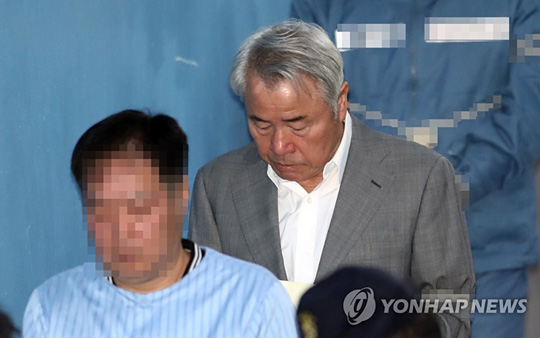 (서울=연합뉴스) 가맹점주를 상대로 수년간 ‘갑질’을 일삼고 제왕적 기업 운영을 한 혐의로 기소된 미스터피자 창업주 정우현 전 MP그룹 회장이 지난달 17일 오전 서초구 서울중앙지방법원에서 열린 공판에 출석하기 위해 법정으로 향하고 있다.