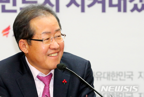 【서울=뉴시스】대법원 상고심에서 무죄 판결을 받은 홍준표 자유한국당 대표가 22일 오후 서울 여의도 중앙당사에서 기자간담회를 열고 미소를 띄고 있다.
