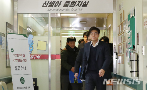 【서울=뉴시스】19일 오후 서울 양천구 이대목동병원 신생아 중환자실에서 신생아중환자 4명 사망과 관련해 압수수색을 마친 서울경찰청 광역수사대 관계자들이 압수품을 들고 병실을 나서고 있다. 지난 16일 이대목동병원 신생아 중환자실에서 남아 2명, 여아 2명 등 총 4명의 환아가 연달아 사망, 현재 경찰이 수사중에 있다.