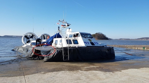 (인천=연합뉴스) 25일 인천 영종도 해역에서 어선과 충돌한 공기부양정. 빨간색 타원이 충돌 부분. [인천해경 제공=연합뉴스]