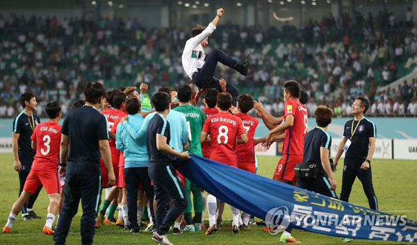 2018 러시아 월드컵 본선 진출을 기뻐하는 축구대표팀 선수들.[연합뉴스 자료사진]