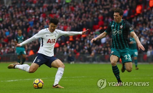 토트넘 손흥민(왼쪽)이 26일(한국시간) 영국 런던 웸블리 스타디움에서 열린 사우샘프턴과 홈경기에서 슈팅하고 있다. [EPA=연합뉴스]