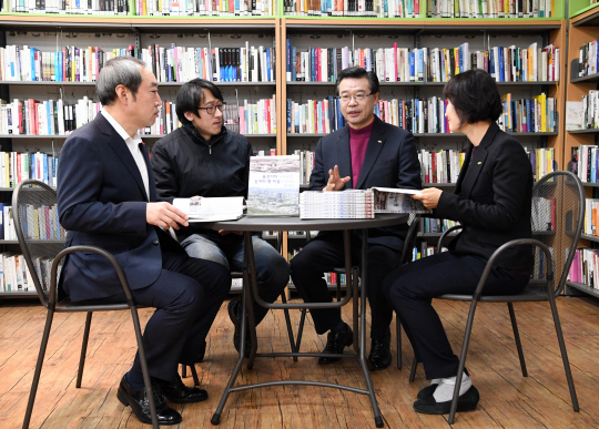 성장현(왼쪽 세 번째) 서울 용산구청장이 지난 14일 용산구청에서 진행된 ‘둔지미 옛 마을의 역사를 찾아서’ 책자 발간 기념 간담회에서 김천수(왼쪽 두 번째) 용산문화원 역사문화연구실장 등과 의견을 나누고 있다.