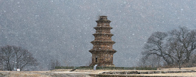아득하게 흩날리는 눈발 속의 경북 영양 산해리오층모전석탑. 내리는 눈이 마치 은하수의 별들처럼 느껴진다.