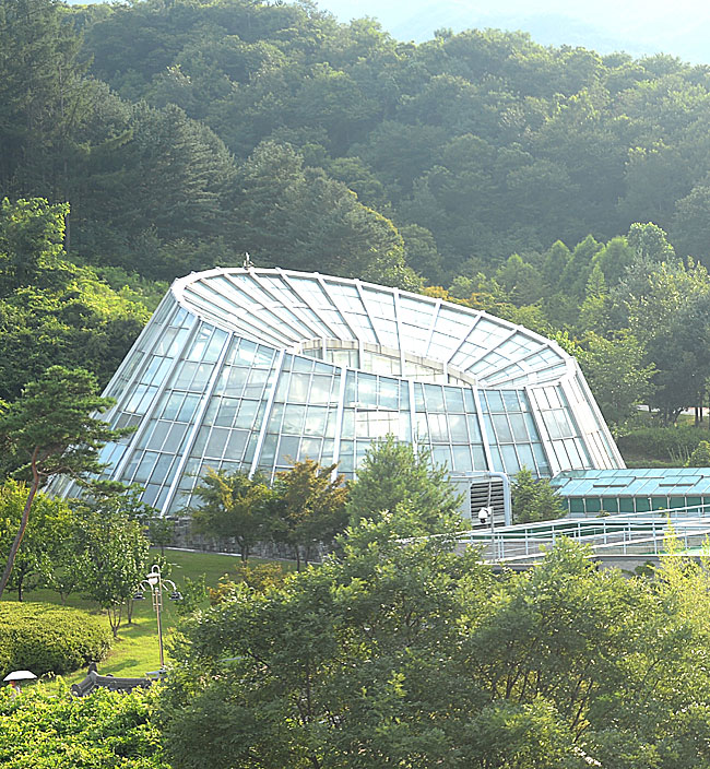 건축가 정기용이 설계한 무주반디랜드의 곤충박물관. 박물관 지붕에서 야외공간으로 외부경사로를 따라 자연스럽게 이어지는 동선이 특징적인 건축물이다.