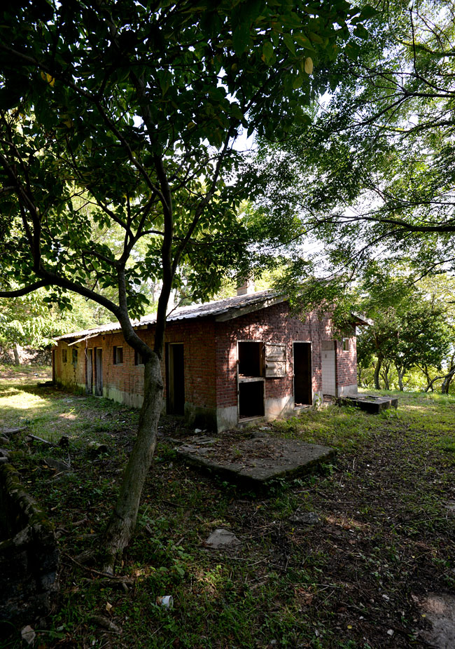 전남 고흥 소록도의 서생리 마을 폐가. 소록도에서 한센병 환자마을이 최초로 들어섰던 곳이 서생리였다. 섬의 중심이 옮겨가고 주민들이 떠나면서 마을은 빠르게 사라져가고 있다.
