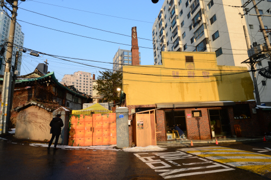 ‘대중목욕탕’에서 ‘문화공간’으로 변신한 서울 마포구 아현동의 ‘행화탕’ 전경. 신창섭 기자 bluesky@