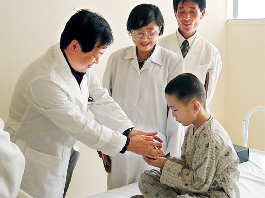 신희영 서울대 연구부총장이 2008년 10월 평양의대 소아병동 개원에 앞서 방북해 평양의대 의료진과 어린이 환자를 협진하고 있다.  신희영 부총장 제공