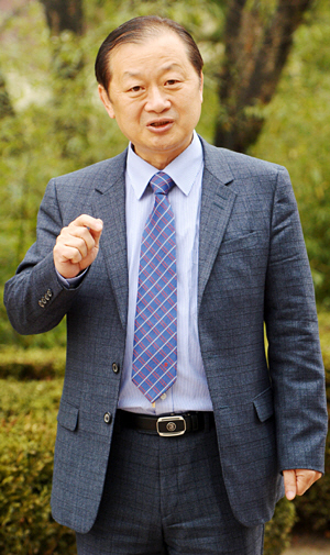 신희영 서울대 연구부총장이 지난 15일 서울대 관악캠퍼스 행정관 앞에서 북한 의료계 실태와 대응 방안에 대해 설명하고 있다.   김낙중 기자 sanjoong@