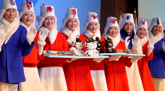 27일 서울 중구 세종대로 한국프레스센터에서 열린 2018 평창동계올림픽·패럴림픽 시상식 발표회에서 전통 겨울 의복인 두루마기 의상을 입은 시상 도우미들이 메달리스트들에게 수여되는 시상품 어사화를 쓴 수호랑과 반다비를 들고 포즈를 취하고 있다.