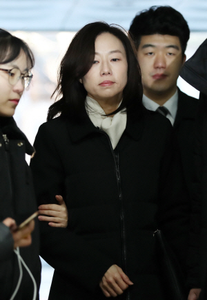 조윤선 전 청와대 정무수석이 27일 오전 구속영장심사를 받기 위해 서초동 서울중앙지법에 출석하고 있다. 연합뉴스