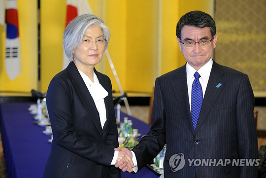 강경화 장관(왼쪽)과 고노 일본 외무상 [EPA=연합뉴스 자료사진]