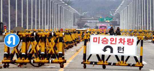 개성공단 전면 중단의 문제점 등 지난 정부의 대북정책 점검 결과를 발표한 28일 오전 개성공단을 잇는 경기 파주시 통일대교에서 장병들이 출입 차량을 통제하고 있다.