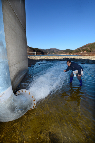 한국수자원공사(K-water) 직원이 지난 27일 전남 장성군 삼계면 농업용 보조 저수지 수양제에서 5.1㎞짜리 임시 관로를 통해 평림댐으로 흘러들어오는 물을 살펴보고 있다.