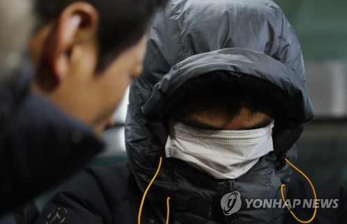 (전주=연합뉴스) 실종된 고준희(5)양을 야산에 유기한 친부 고모(36)씨가 29일 새벽 전주 덕진경찰서로 압송되고 있다. 2017.12.29