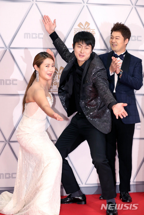 【서울=뉴시스】29일 오후 서울 마포구 상암동 MBC 미디어센터에서 열린 ‘2017 MBC 연예대상 시상식’에 참석한 박나래(왼쪽부터), 기안84, 전현무가 포토타임을 갖고 있다. 2017.12.29.