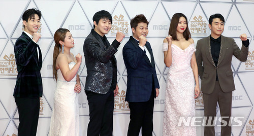 【서울=뉴시스】29일 오후 서울 마포구 상암동 MBC 미디어센터에서 열린 ‘2017 MBC 연예대상 시상식’에 참석한 나혼자산다 멤버들이 포토타임을 갖고 있다. 왼쪽부터 헨리, 박나래, 기안84, 전현무, 한혜진, 이시언. 2017.12.29.