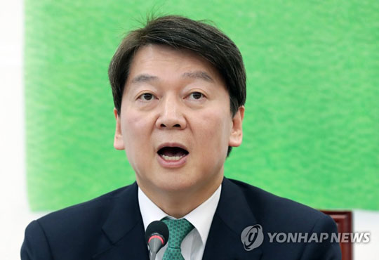 (서울=연합뉴스) 바른정당과의 통합 찬반을 묻는 전당원투표에 돌입한 27일 오전 국민의당 안철수 대표가 국회에서 기자간담회를 하고 있다. 2017.12.27