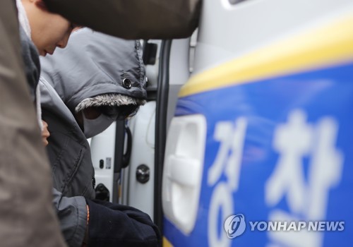(전주=연합뉴스) 숨진 고준희(5)양을 유기한 혐의를 받는 준희양 친부의 동거녀 어머니 김모(61)씨가 구속전피의자심문(영장실질심사)을 받기위해 30일 오후 전북 전주덕진경찰서에서 호송차에 오르고 있다. 2017.12.30