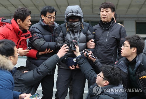 (전주=연합뉴스) 숨진 고준희(5)양을 유기했다고 자백한 친아버지 고모(36)씨가 구속전피의자심문(영장실질심사)를 받기 전인 30일 오후 전북 전주 덕진경찰서에서 취재진의 질문을 받고 있다. 2017.12.30