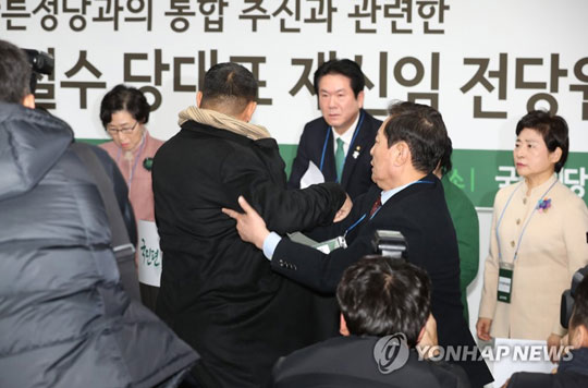 (서울=연합뉴스) 31일 오전 서울 여의도 국민의당 중앙당사에서 열린 안철수 당대표 재신임 전당원 투표 결과 발표 도중 한 반대파 당원이 회견장을 난입해 항의하고 있다.