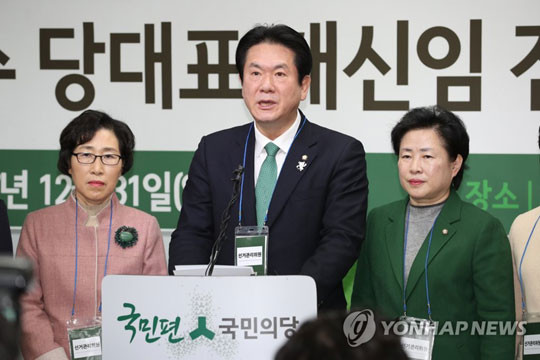 (서울=연합뉴스)  국민의당 이동섭 선관위원장(가운데)이 31일 오전 서울 여의도 중앙당사에서 안철수 당대표 재신임 전당원 투표 결과를 발표하고 있다.