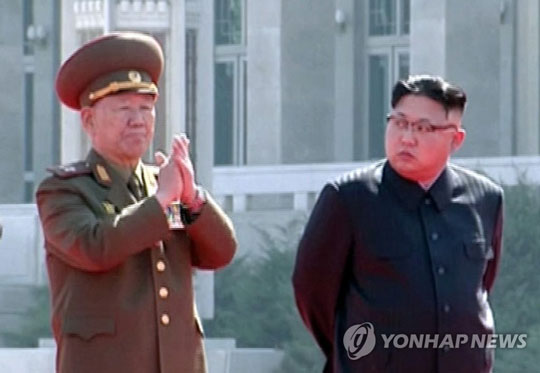(서울=연합뉴스) 국가정보원은 20일 북한이 20년만에 처음으로 인민군 총정치국에 대한 검열을 진행해 황병서 총정치국장 등을 처벌했다는 첩보를 입수한 것으로 알려졌다. 사진은 지난 4월 13일 열린 평양 여명거리 준공식에서 김정은과 황병서 모습. 2017.11.20 [연합뉴스 자료사진]