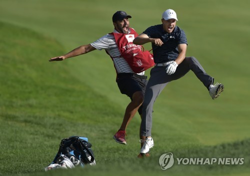 극적인 벙커샷에 성공한 뒤 기뻐하는 스피스(오른쪽). [AP=연합뉴스]