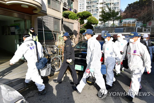 (광주=연합뉴스)  31일 오전 2시 28분께 광주 북구 두암동 한 아파트에서 불이 나 4살·2살 남아와 15개월 여아 아이 3명이 숨졌다. 국립과학수사대가 화재원인을 파악하기 위해 현장에 들어가고 있다. 2017.12.31