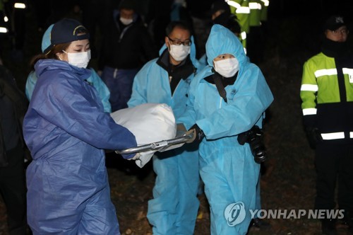 (군산=연합뉴스) 실종된 고준희(5)양의 시신이 29일 새벽 전북 군산시 오식도동 한 야산에서 발견돼 경찰 감식반원들이 옮기고 있다. 2017.12.29