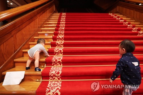 (서울=연합뉴스) 청와대는 31일 오전 한해를 결산하며 ‘2017년에 활짝 열린 청와대’ 라는 제목으로 사진을 공개했다. 사진은 지난 9월 27일 김정숙여사가 미혼모자생활시설인 애란원 식구들을 초청해 간담회를 가졌다. 엄마들이 간담회를 하는 동안 아이들이 본관에서 자유롭게 놀고 있는 모습. 2017.12.31 [청와대 제공=연합뉴스]