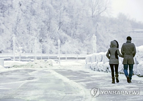 나이아가라 폭포 주변에서 데이트하는 커플 [AP=연합뉴스]