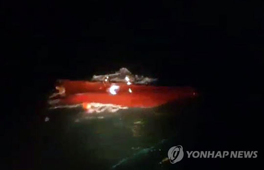 (제주=연합뉴스) 지난해 12월 31일 오후 제주시 추자도 남쪽 해상에서 전복된 채 발견된 203현진호의 모습. 2018.1.1 [제주지방해양경찰청 제공=연합뉴스]
