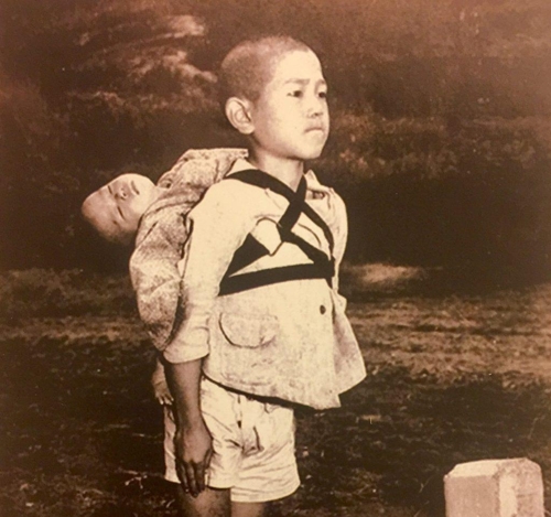 미국 해병대 사진사 조 오도널이 1945년 핵공격을 받은 일본 나가사키에서 촬영한 것으로 ‘일본 1945년: 그라운드 제로에서 온 한 해병대 사진사’라는 책을 통해 공개된 적이 있다.