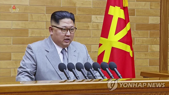 (서울=연합뉴스) 김정은 북한 노동당 위원장이 1일 오전 9시 30분(평양시 기준 9시) 노동당 중앙위원회 청사에서 육성으로 신년사를 발표하고 있다. 2018.1.1