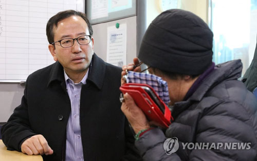 (제주=연합뉴스) 해양수산부 강준석 차관이 1일 오전 제주시 한림항에 있는 제주해양경찰서 한림파출소를 찾아 전날 추자도 해상에서 전복된 203현진호 선원 중 실종된 유모 씨의 가족을 위로하고 있다. 2018.1.1