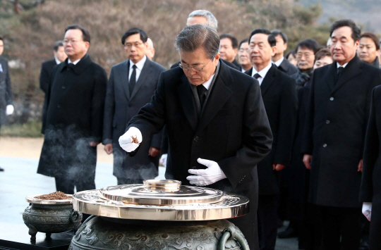 문재인 대통령이 2일 오전 서울 동작동 국립서울현충원 현충탑에 분향하고 있다. 문 대통령은 국립서울현충원 참배로 무술년 새해 첫 공식일정을 시작했다. 뉴시스