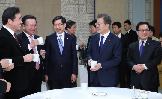 문재인 대통령이 2일 오전 청와대 본관 세종실에서 새해 첫 국무회의를 주재하기에 앞서 국무위원들과 차담회를 갖고 환담을 나누고 있다. 앞줄 왼쪽부터 이낙연 국무총리, 김부겸 행정안전부 장관, 박상기 법무부 장관, 문 대통령, 유영민 과학기술정보통신부 장관.  연합뉴스