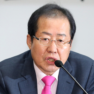 홍준표 자유한국당 대표가 2일 서울 여의도 당사에서 열린 최고위원회의에서 모두발언을 하고 있다.  연합뉴스